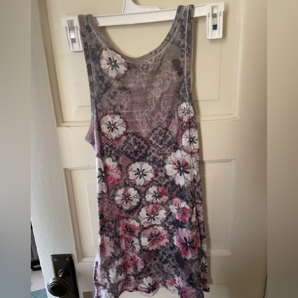 GUC floral tank, donating 10/20 - Picture 3 of 7